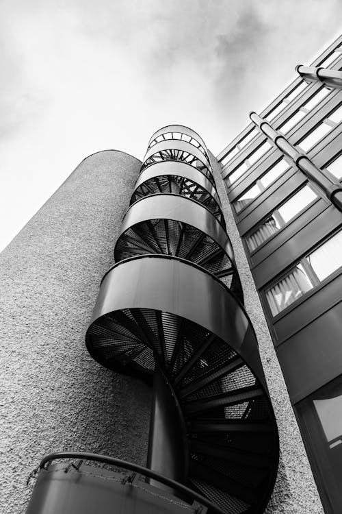 бесплатная Бесплатное стоковое фото с Архитектурное проектирование, вертикальный выстрел, винтовая лестница Стоковое фото