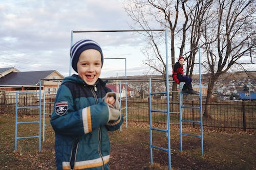 Kostnadsfri bild av leende, lekplats, lövfria träd