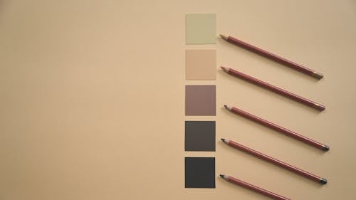 Kostnadsfri bild av beige bakgrund, färger, pennor