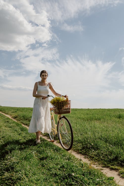 alan, bisiklet, Çiçekler içeren Ücretsiz stok fotoğraf