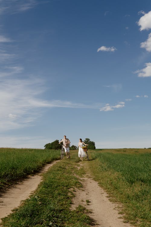 Fotobanka s bezplatnými fotkami na tému bicykel, blúzka, chôdza