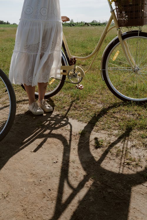 Kostnadsfri bild av ben, cykel, gräs