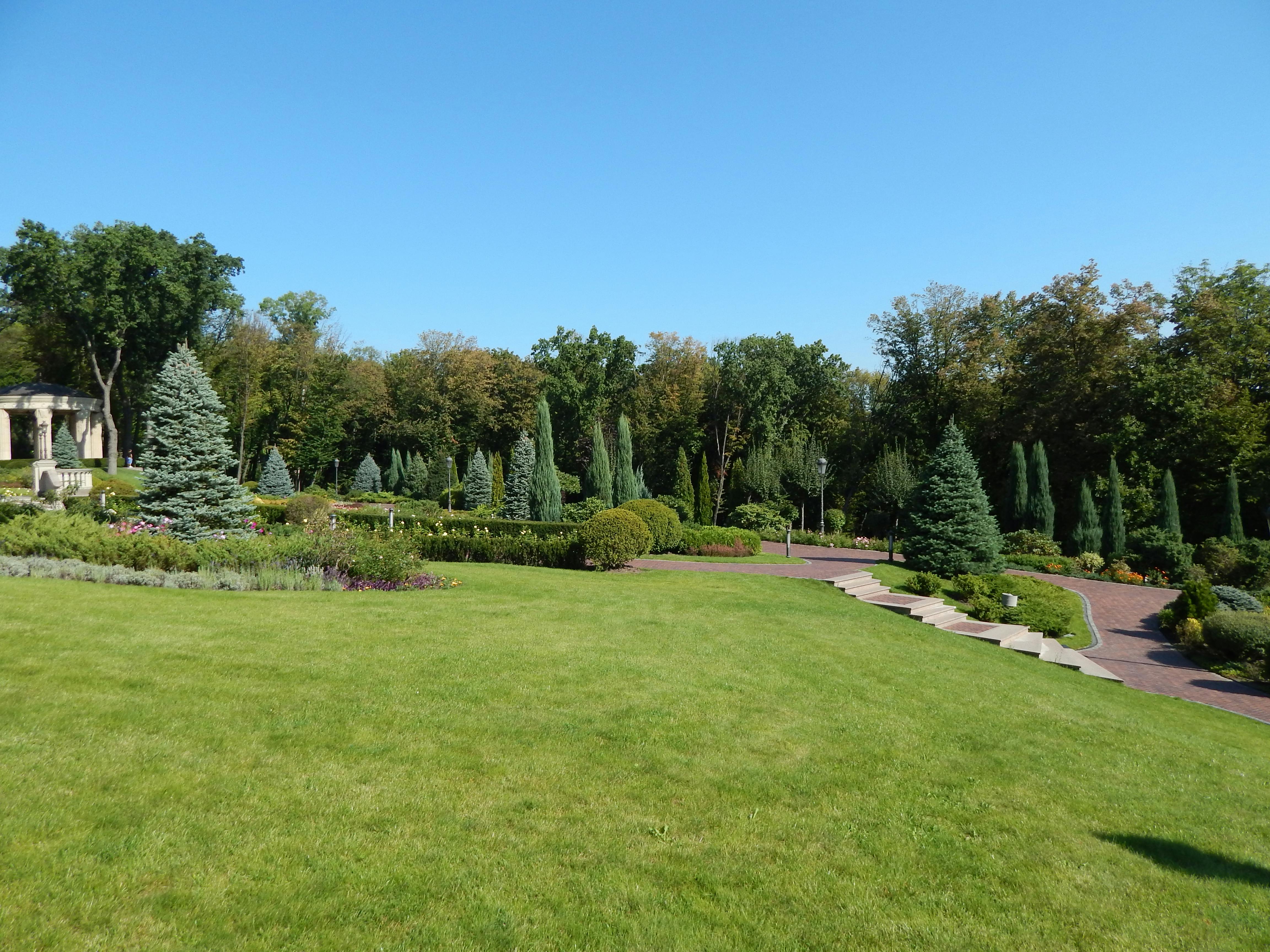 Paisagem da Ria Formosa com águas calmas e ilhas-barreira
