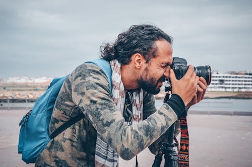 Gratis stockfoto met backpack, bebaarde, camera