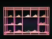 粉色货架上陈列着色彩缤纷的运动鞋，展现了现代设计与时尚感