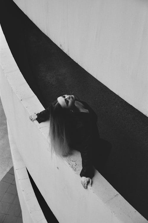 ハイアングル, 女性, 白黒の無料の写真素材