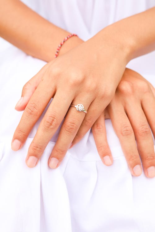 Fotos de stock gratuitas de anillo de plata, de cerca, esmalte de uñas