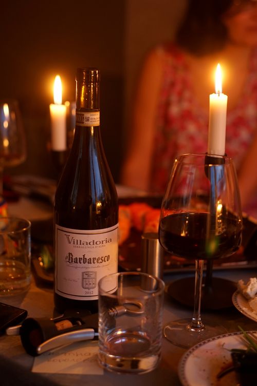 Free Elegant dinner setting with Barbaresco wine by candlelight, offering a warm and inviting atmosphere. Stock Photo