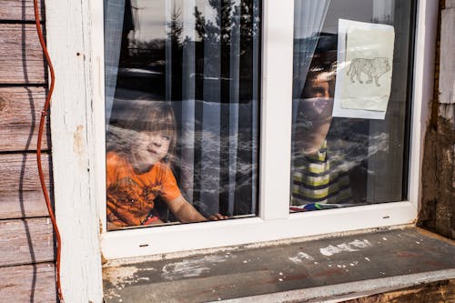 Kostnadsfri bild av barn, fönster, fönsterbrädan