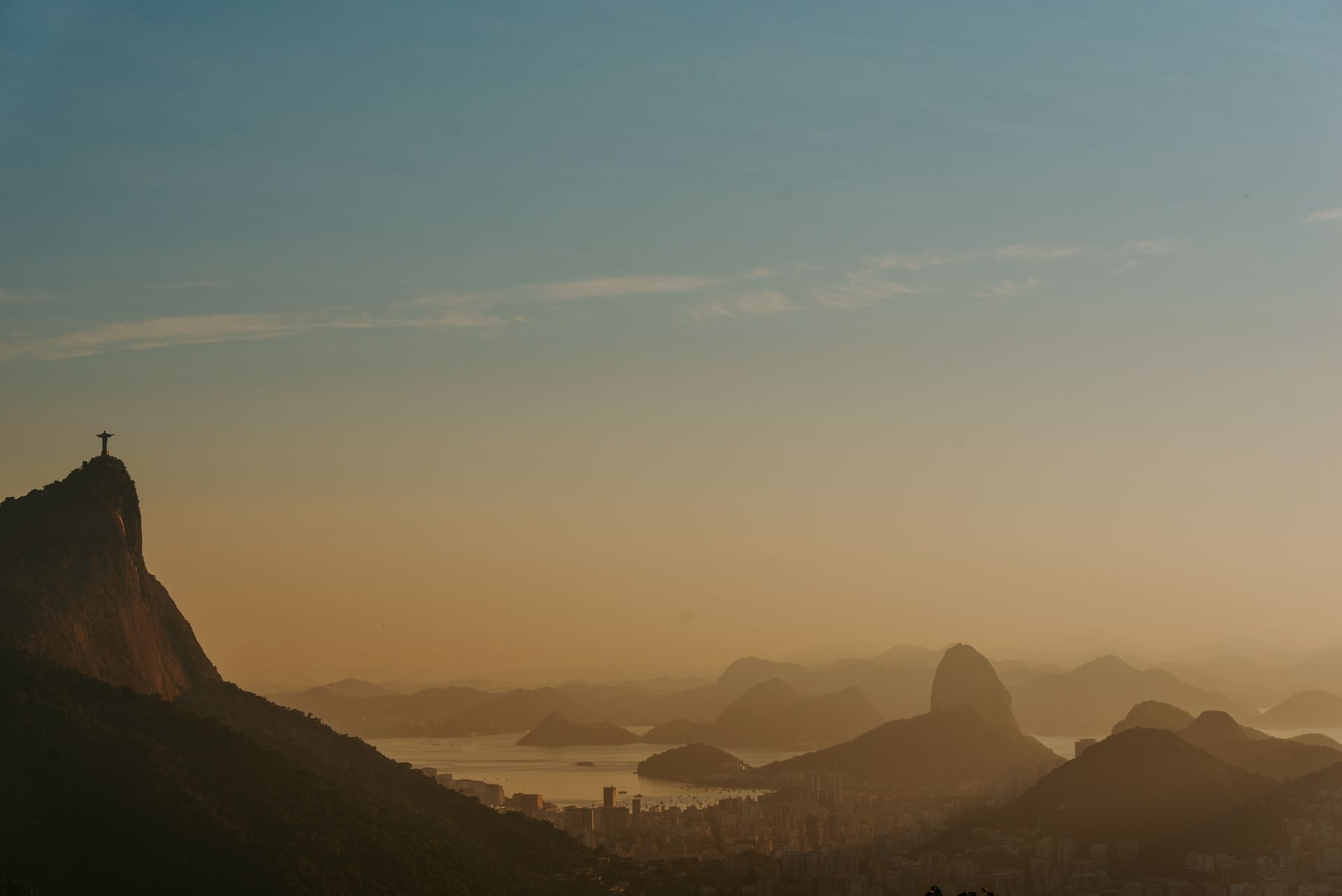 Cristo Redentor y Pão de Açúcar al ocaso sobre la bahía de Río de Janeiro