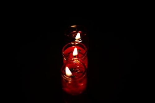 免费 在黑暗的地方摄影三个小烛光蜡烛 素材图片