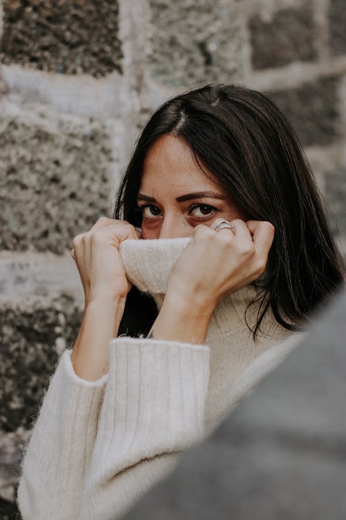 Základová fotografie zdarma na téma brunetka, krycí tvář, na výšku