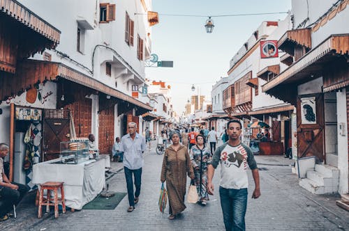 Foto profissional grátis de andando, barracas, comércios