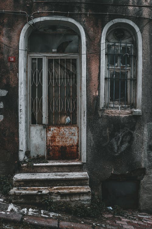 Foto profissional grátis de abandonado, desalojado, entrada