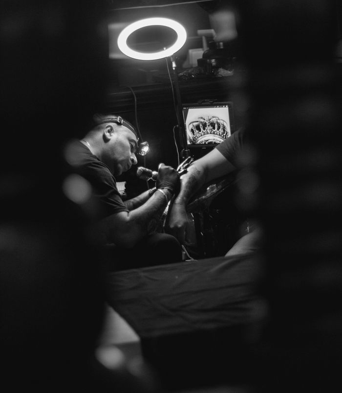 Tattoo-Künstler Noah bei der Arbeit