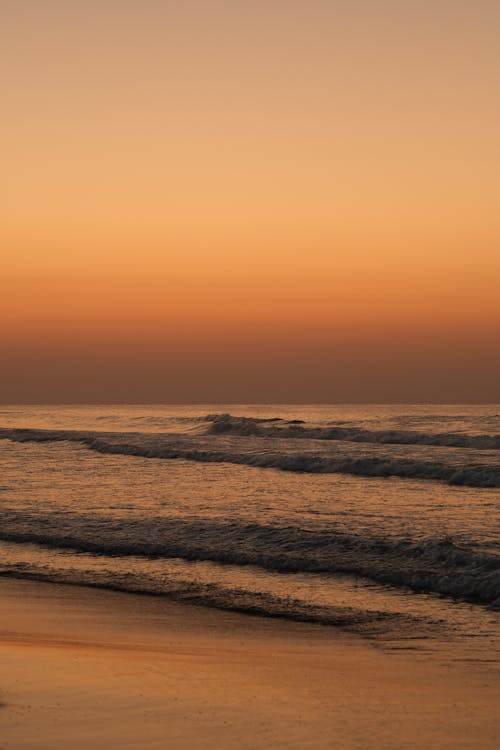 Gratis stockfoto met dramatische hemel, golven, gouden lucht