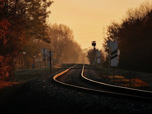 Gratis lagerfoto af gylden time, jernbane, solnedgang Lagerfoto