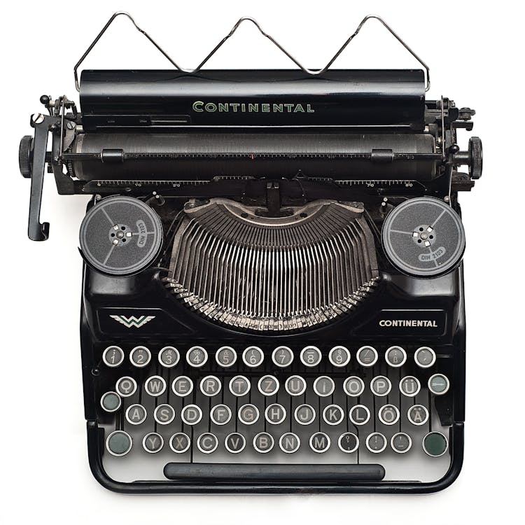 Bezpłatne Czarna Maszyna Do Pisania Continental Na Białej Powierzchni Zdjęcie z galerii
