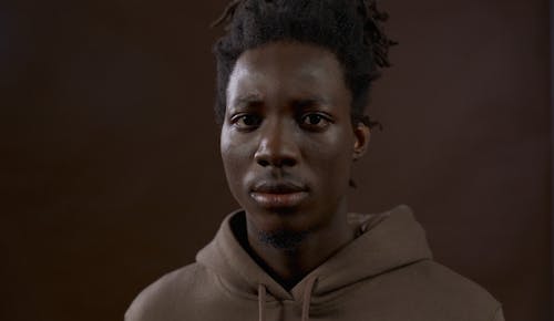 Základová fotografie zdarma na téma afroameričan, černoch, hnědé pozadí