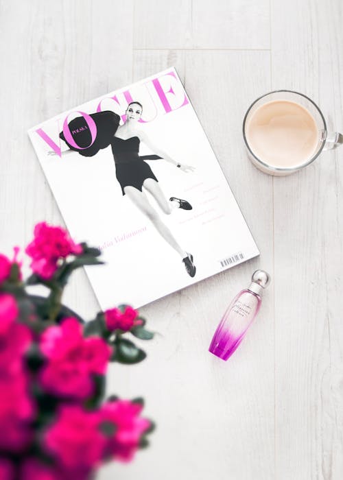 Gratis Majalah Vogue Disamping Botol Parfum Foto Stok