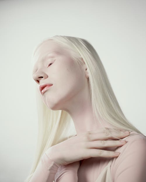 Fotobanka s bezplatnými fotkami na tému albín, biele pozadie, biele vlasy