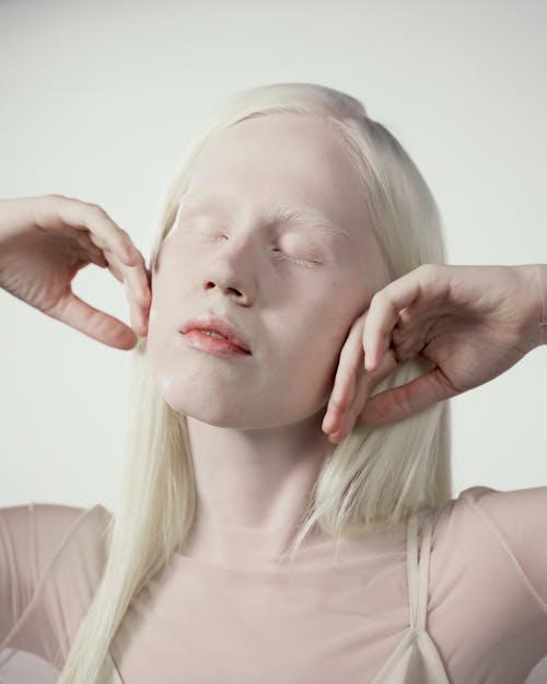 Бесплатное стоковое фото с альбинос, вертикальный выстрел, глаза закрыты