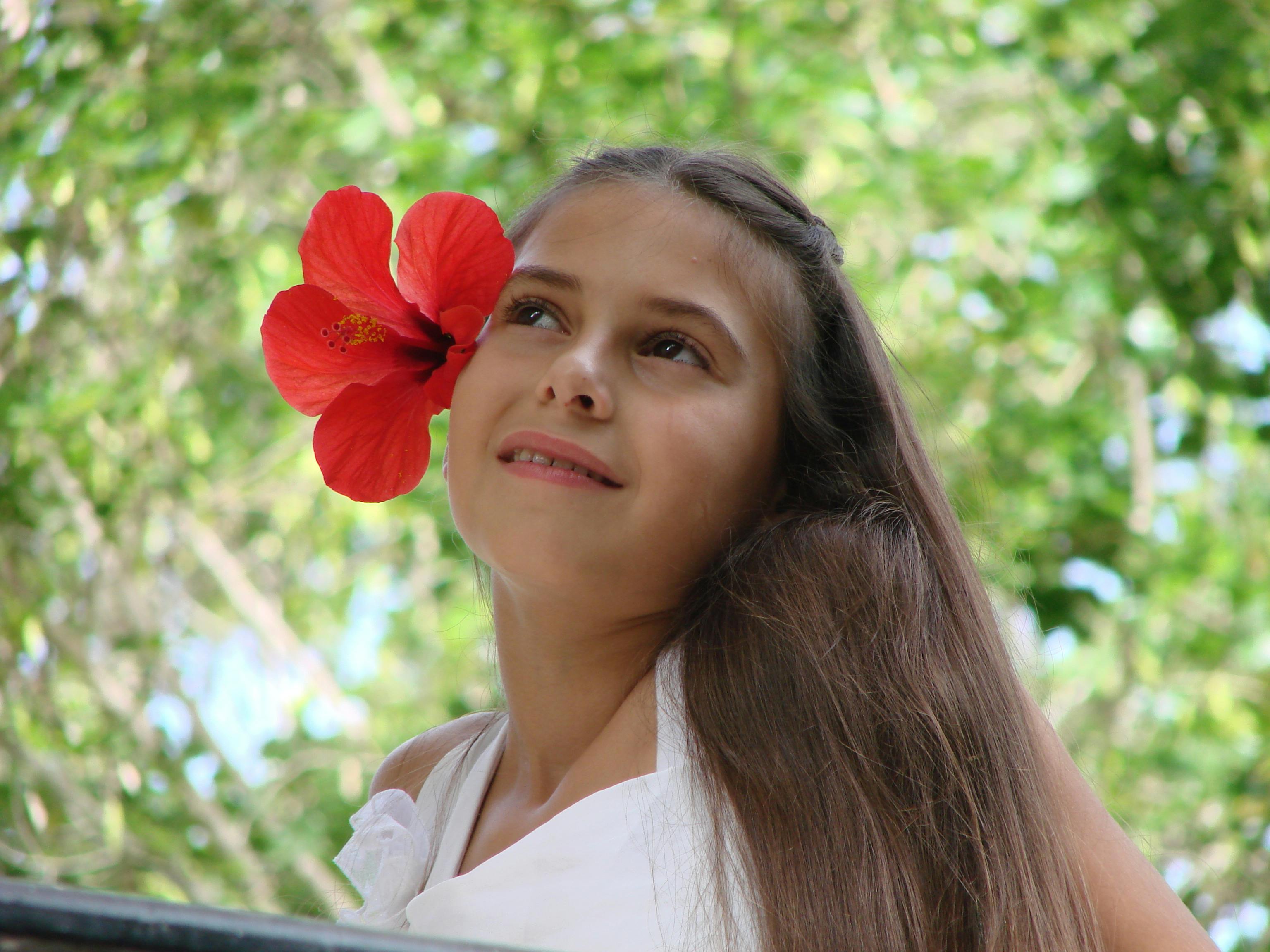 Akg Images Jeune Fille Avec Une Fleur Jaune Dans Un Verre