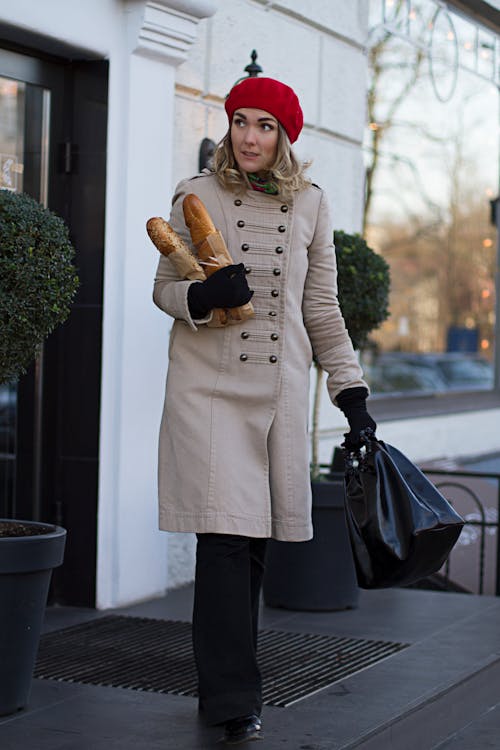 Gratis stockfoto met baguettes, beanie, bruine jas