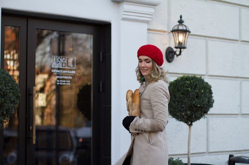 Gratis stockfoto met beanie, blondine, boodschappen doen