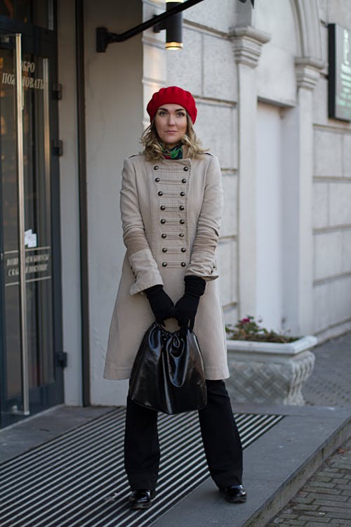 Immagine gratuita di berretto rosso, cappotto, donna