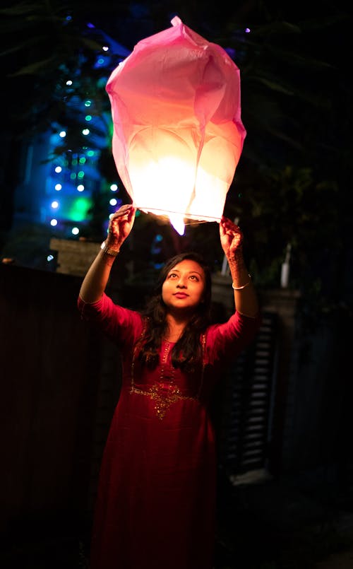 Gratis stockfoto met Aziatische vrouw, belicht, chinese lantaarn