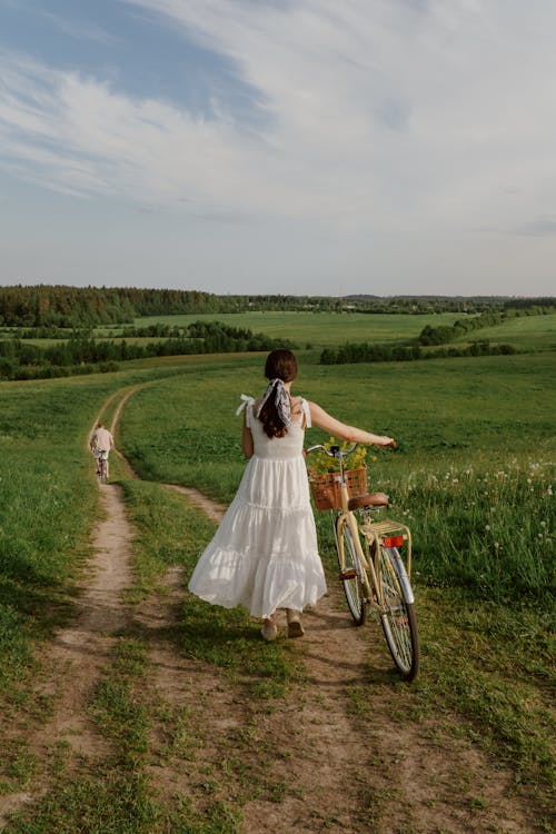 Безкоштовне стокове фото на тему «велосипед, вертикальні постріл, дерева»