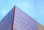 从低角度拍摄的明尼阿波利斯一座带玻璃立面的现代摩天大楼