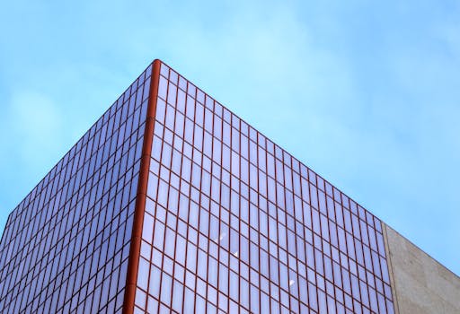 从低角度拍摄的明尼阿波利斯一座带玻璃立面的现代摩天大楼