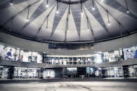 探索拥有玻璃外墙和几何天花板的北京购物中心时尚现代建筑