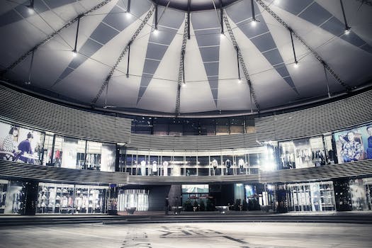 探索拥有玻璃外墙和几何天花板的北京购物中心时尚现代建筑