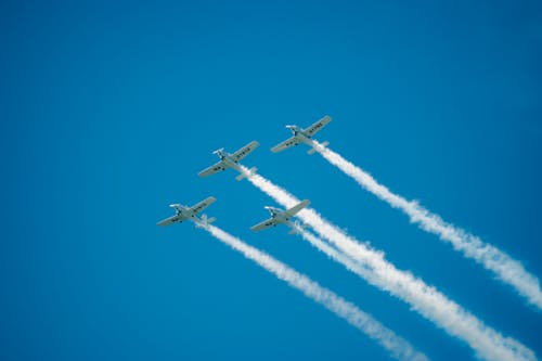 Безкоштовне стокове фото на тему «блакитне небо, дим, літаки» стокове фото