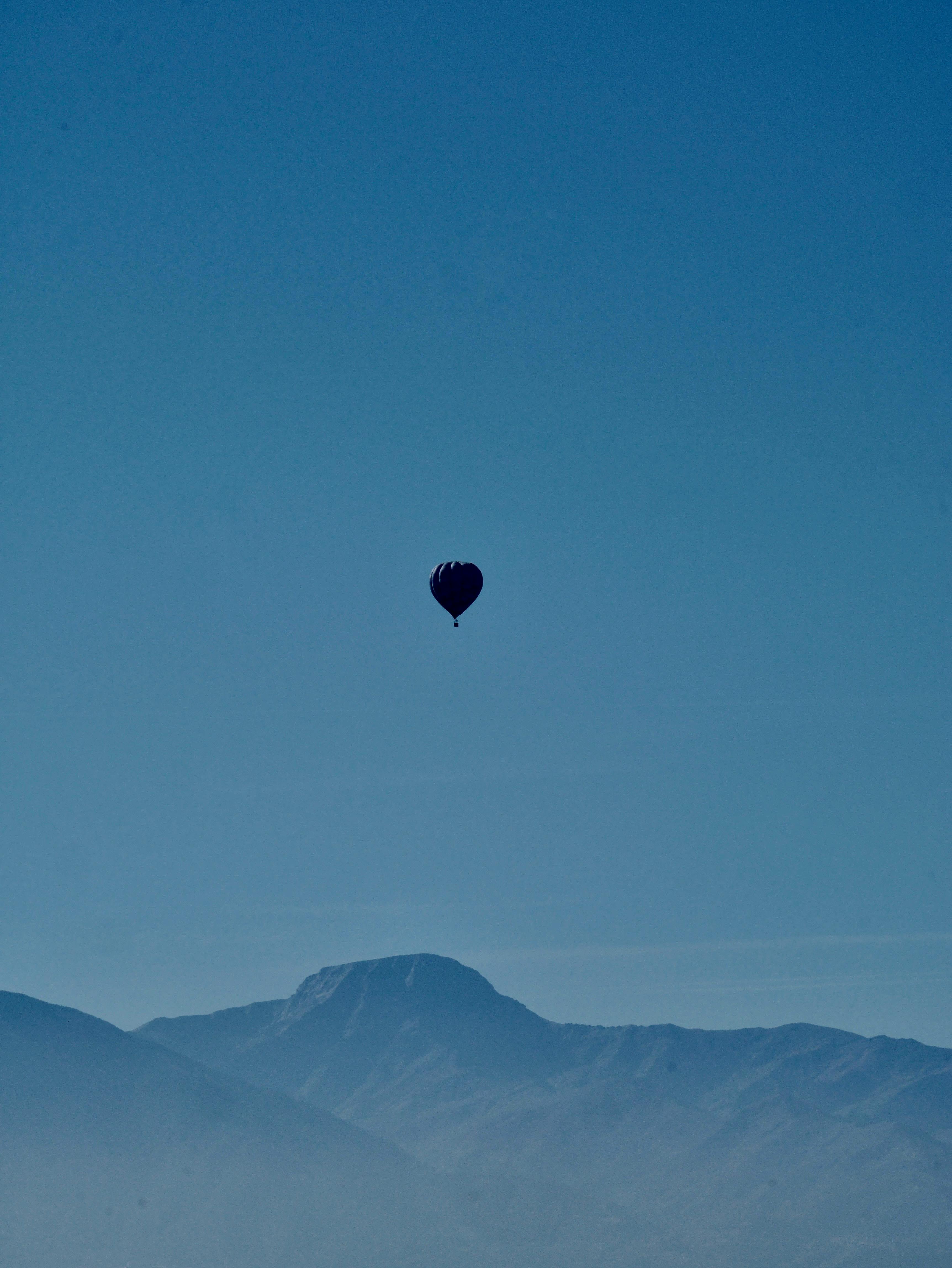 A stunning hot air balloon soaring above Pamukkale's mountainous landscape.