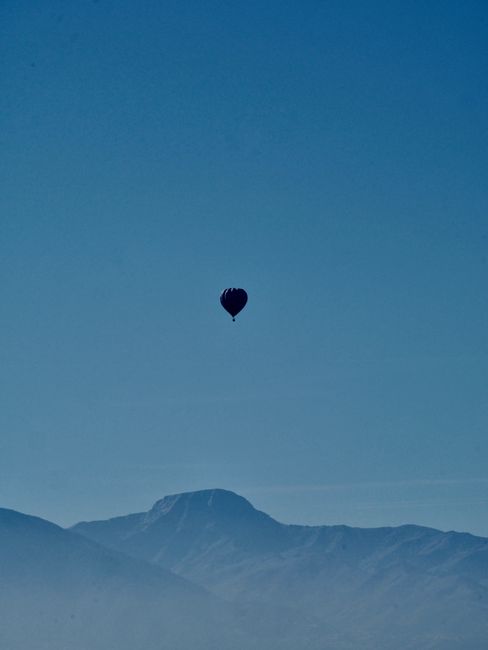 A stunning hot air balloon soaring above Pamukkale's mountainous landscape.