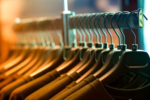 Free Stapel Shirts Opgehangen In Shirt Rack Stock Photo