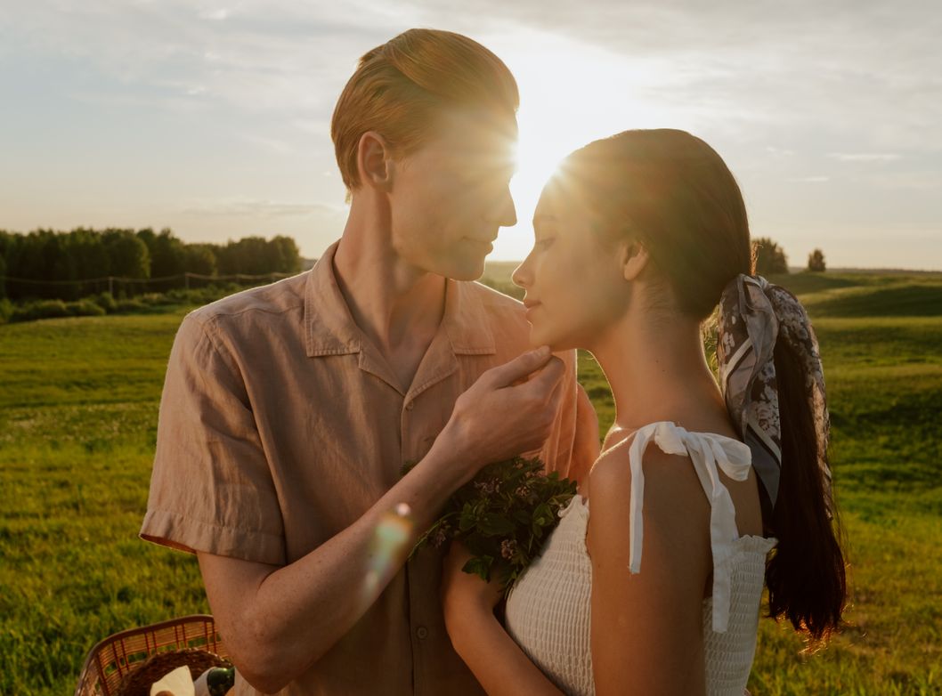 Online dating: starting a conversation on a niche platform