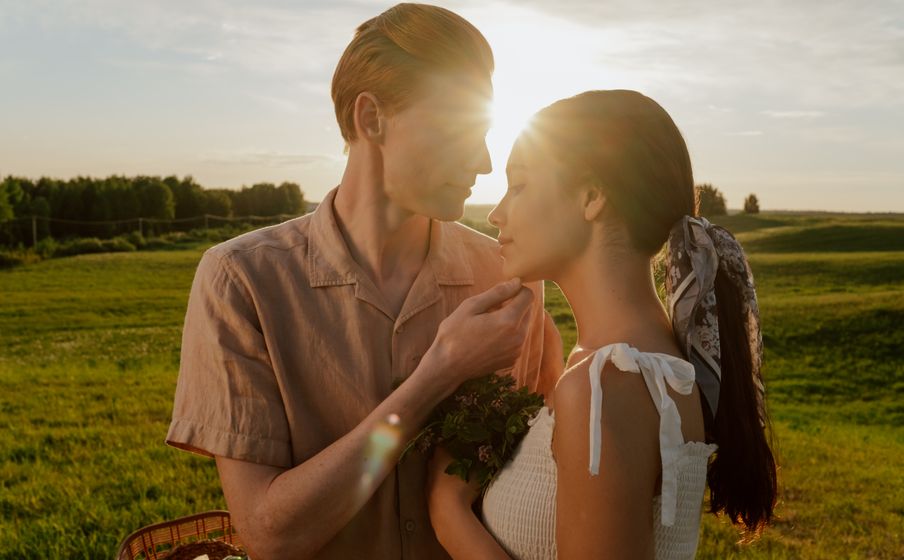 Online dating: starting a conversation on a niche platform