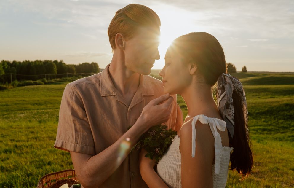 Online dating: starting a conversation on a niche platform