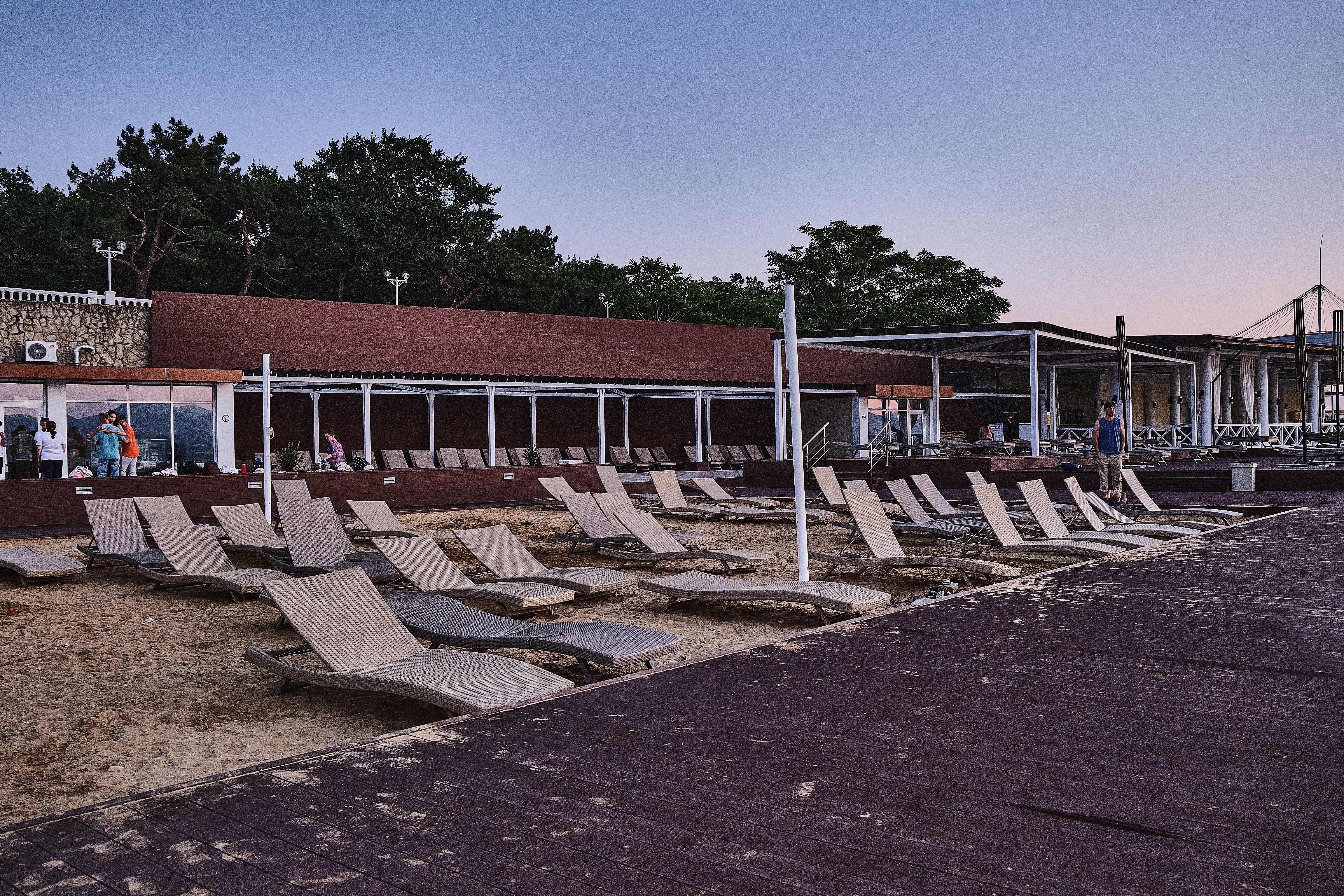 Serene empty beach resort with rattan loungers at twilight, perfect for relaxation. — Trójmiasto