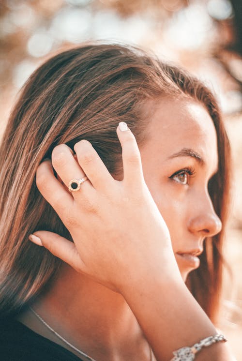 Gratis stockfoto met aantrekkelijk mooi, gouden ring, haar fixeren