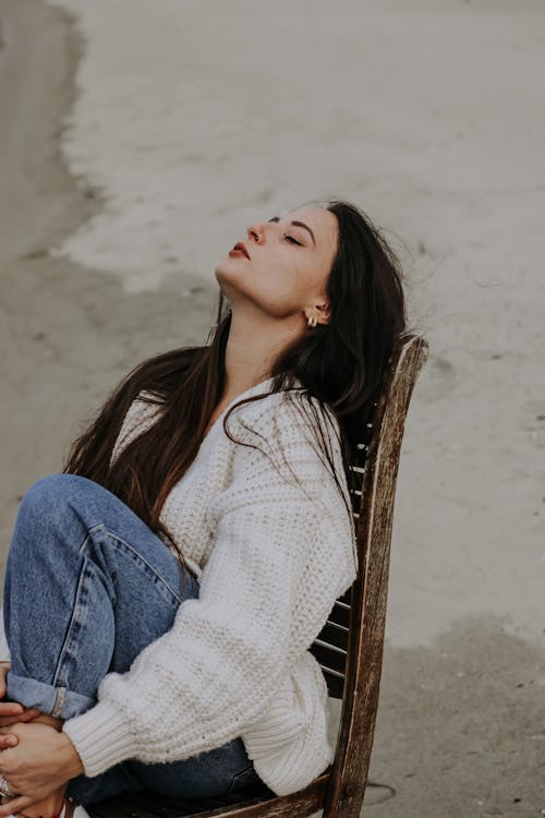 Základová fotografie zdarma na téma bílý svetr, brunetka, dlouhé vlasy