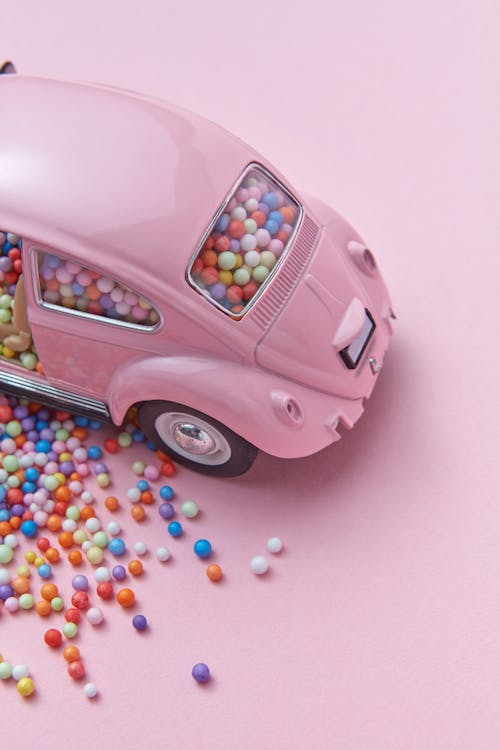 Foto d'estoc gratuïta de conceptual, cotxe de joguina, fons rosa