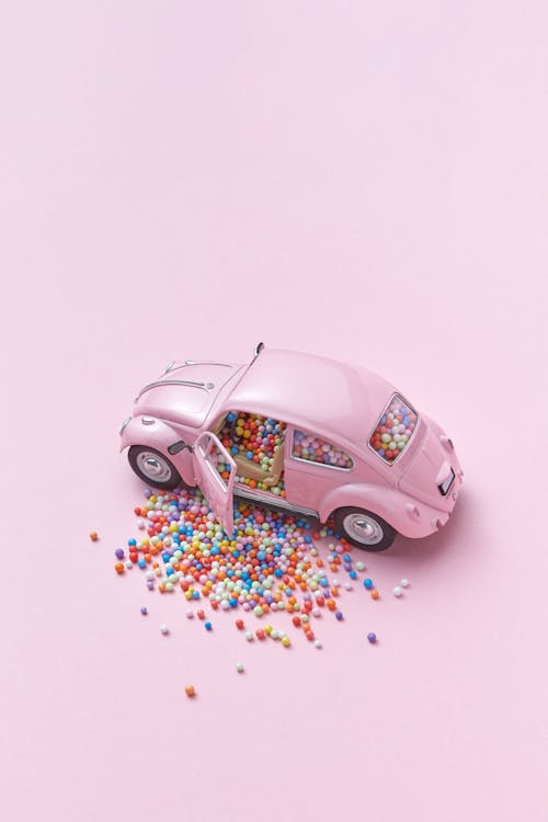 Foto d'estoc gratuïta de conceptual, cotxe de joguina, fons rosa