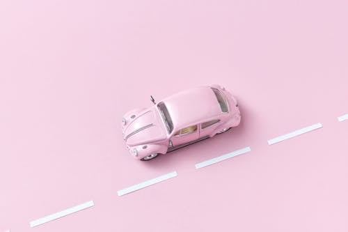 おもちゃの車, ピンクの背景, フォルクスワーゲンビートルの無料の写真素材