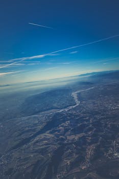 从鸟瞰图中可以看到，山脉、天空和河流构成了一幅宁静的景观，令人惊叹